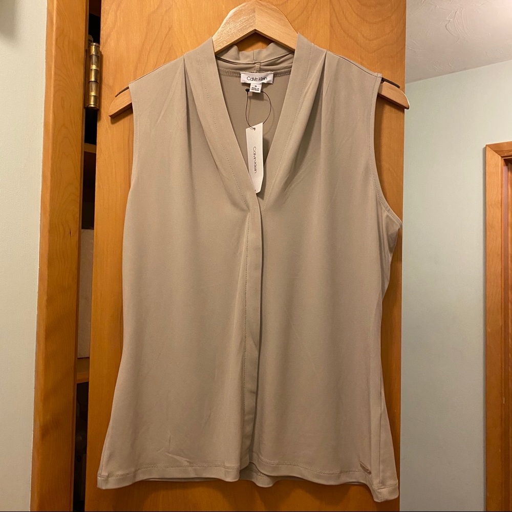Sleeveless dress shirt